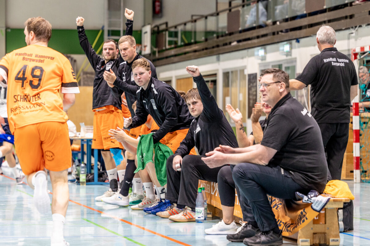 Bank-Banner im Spielbetrieb – Spieler und Betreuer auf der Ersatzbank